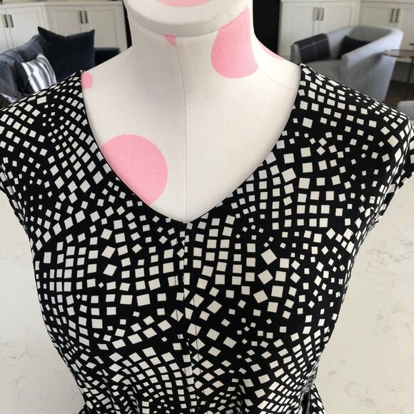 Anne Klein Cap Slv Fit & Flare Geometric Print Belted V Neck Dress Blk Wht Sz 12 - Picture 5 of 14
